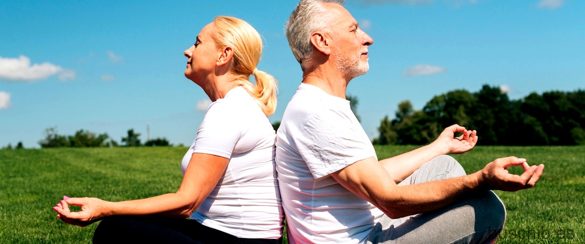 ¿Cómo ayuda el yoga a los adultos mayores?